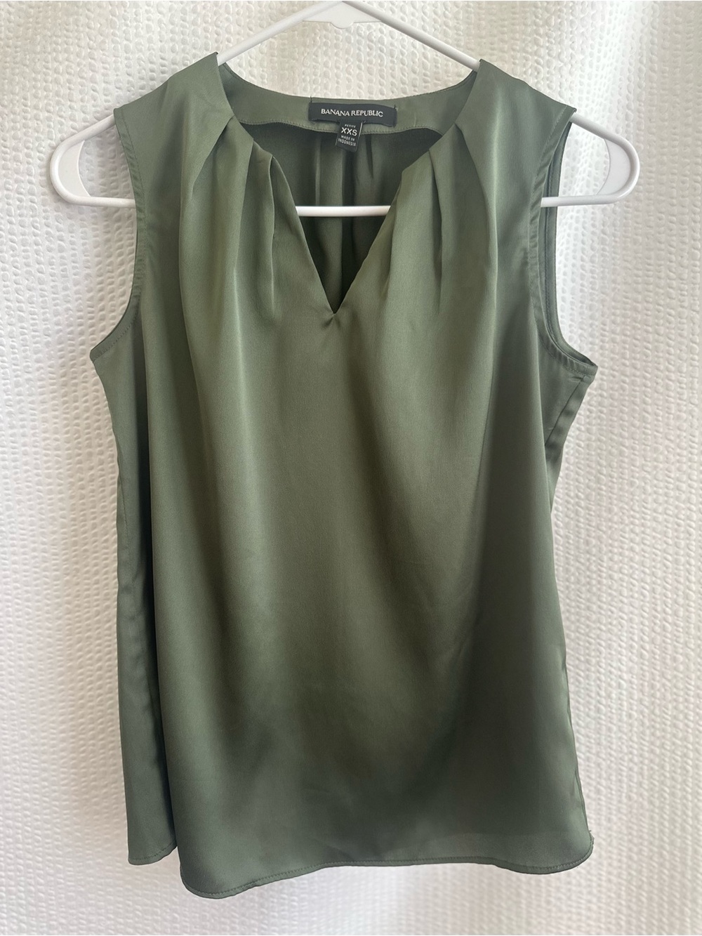 BANANA REPUBLIC Olive Green Satin Sleeveless Blouse Petite XXS Work Office Top